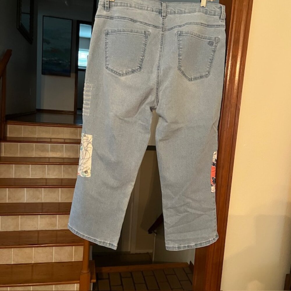 NWT DG2 Diane Gilman Stretch Embroidered Cropped Jean 654-662 Chambray Size 14 - Picture 9 of 9